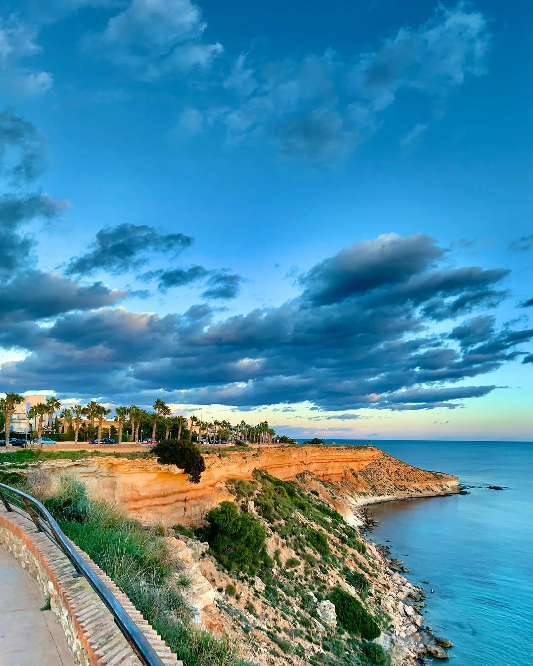 las hermosas vistas que emergen directamente del paseo marítimo son impresionantes. ¡puedes verl